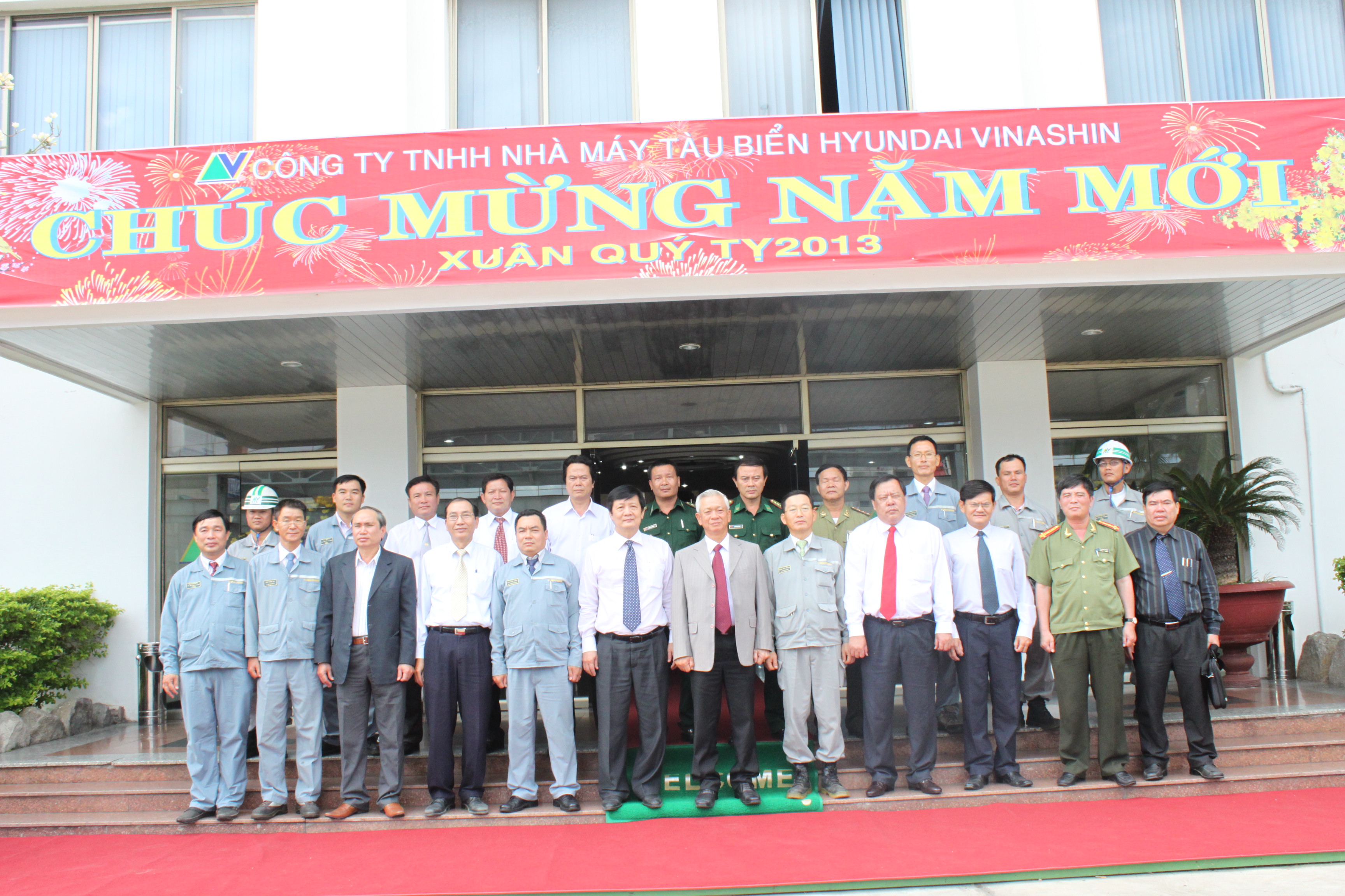 Mr. Thang ang HVS Leaders took commemorative photo